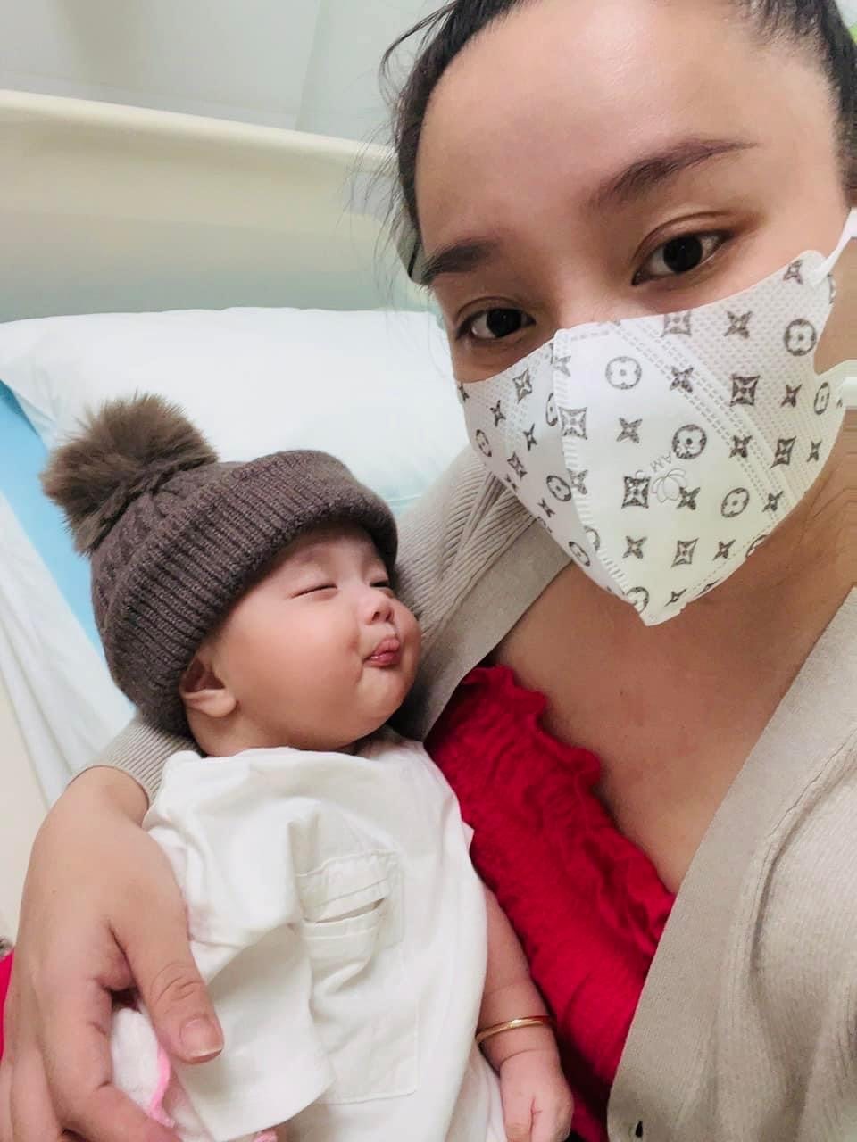  
Dù con trai đang ốm nhưng cô không thể ngó lơ trước những mảnh đời kém may mắn. (Ảnh: FB Quỳnh Quỳnh) - Tin sao Viet - Tin tuc sao Viet - Scandal sao Viet - Tin tuc cua Sao - Tin cua Sao