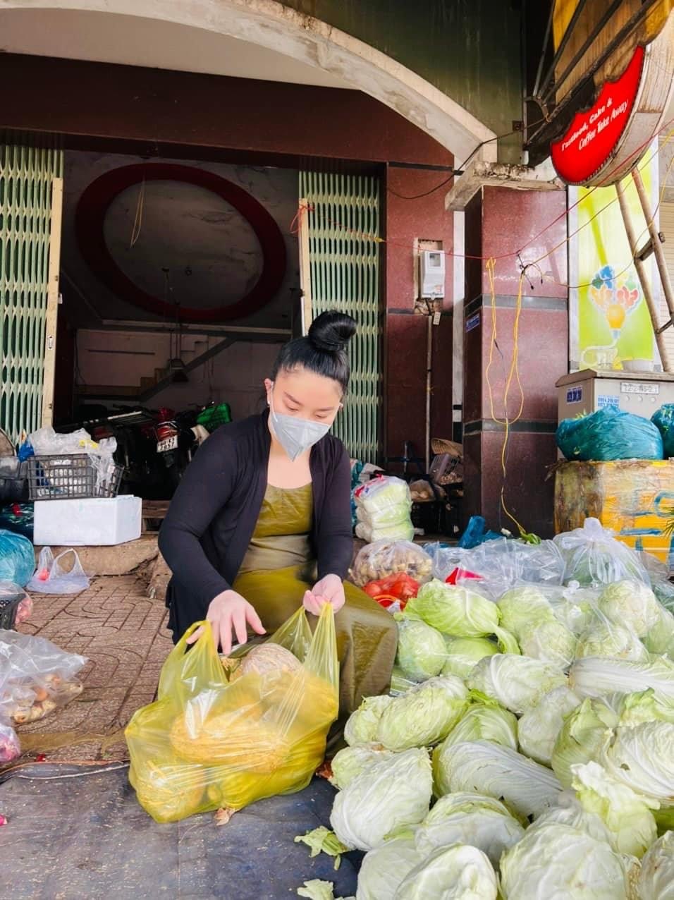  
Tự tay gói từng phần quà cho người dân. (Ảnh: FB Lê Dương Bảo Lâm) - Tin sao Viet - Tin tuc sao Viet - Scandal sao Viet - Tin tuc cua Sao - Tin cua Sao