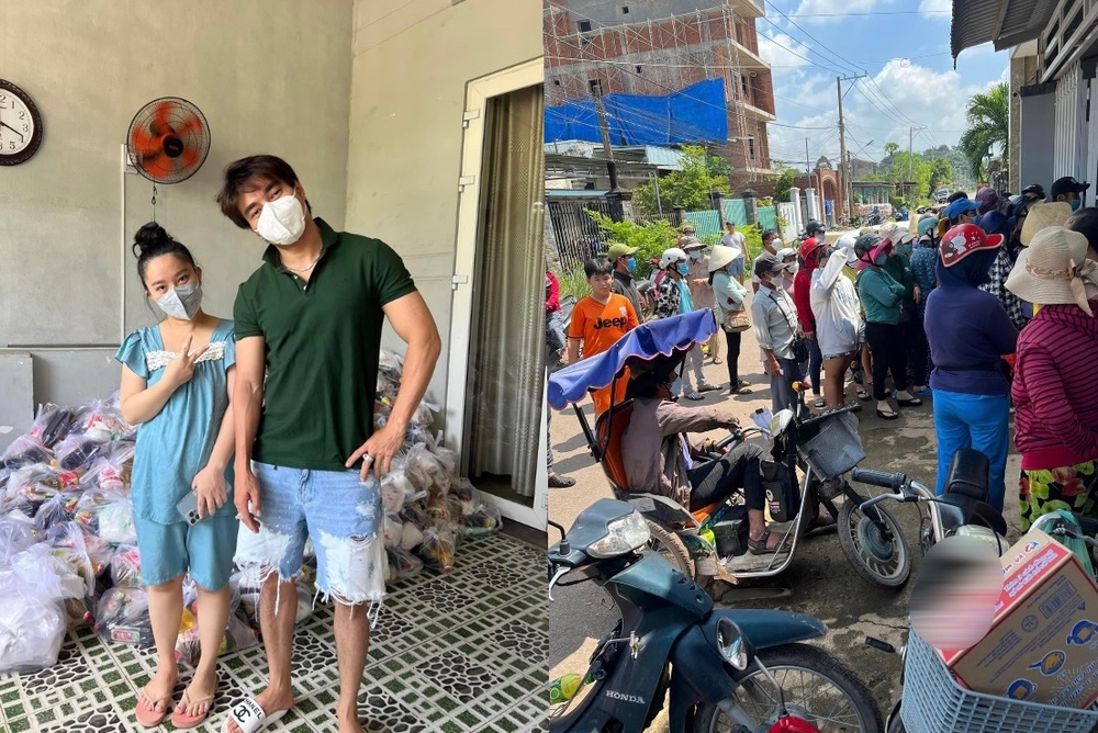  
Hai vợ chồng phát quà cho mọi người. (Ảnh: FB Lê Dương Bảo Lâm) - Tin sao Viet - Tin tuc sao Viet - Scandal sao Viet - Tin tuc cua Sao - Tin cua Sao