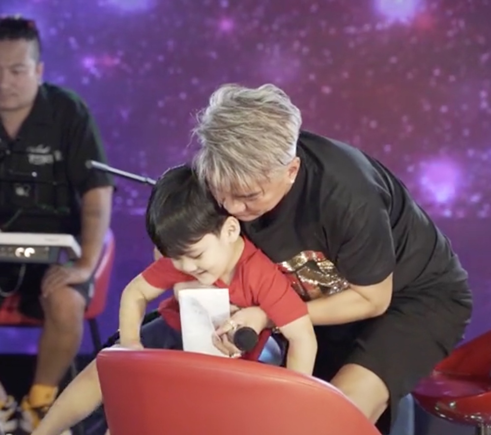  
Cậu bé và Đàm Vĩnh Hưng cực kỳ thân thiết, quan tâm nhau. (Ảnh: TikTok poloworld.mrdam)  - Tin sao Viet - Tin tuc sao Viet - Scandal sao Viet - Tin tuc cua Sao - Tin cua Sao