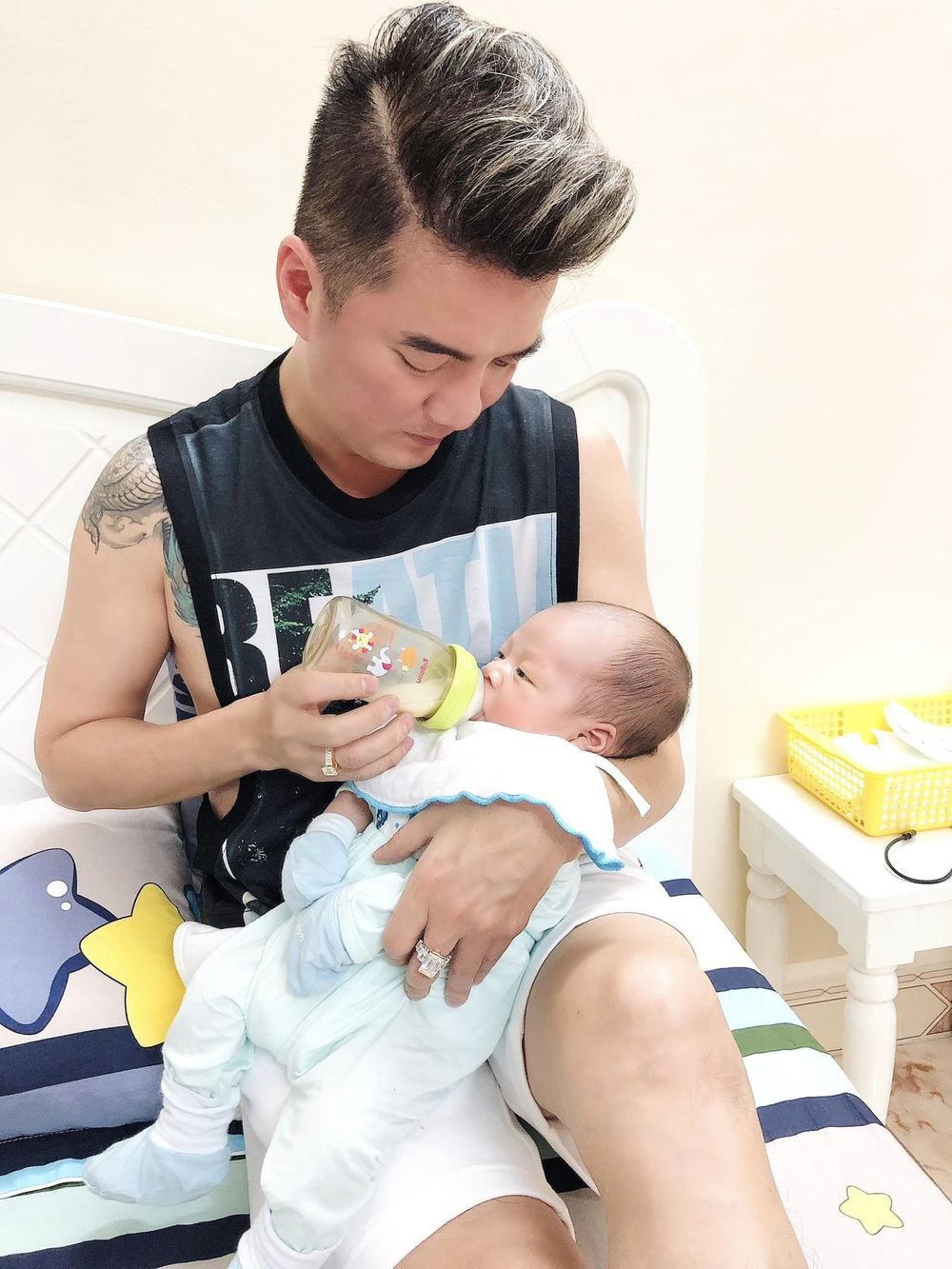  
Anh nâng niu, chăm sóc bé từ những ngày đầu lọt lòng.  - Tin sao Viet - Tin tuc sao Viet - Scandal sao Viet - Tin tuc cua Sao - Tin cua Sao