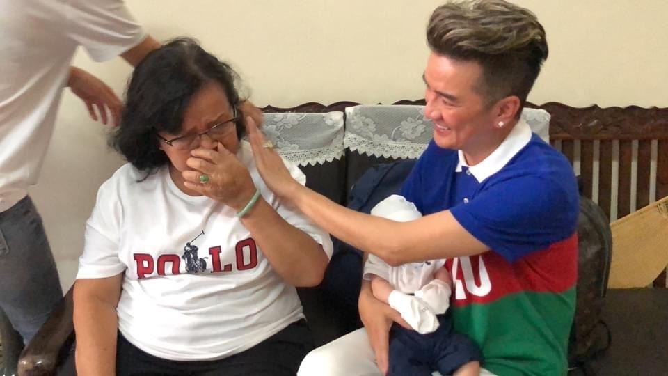  
Mẹ ruột nam ca sĩ òa khóc khi thấy cháu. (Ảnh: FB Đàm Vĩnh Hưng)  - Tin sao Viet - Tin tuc sao Viet - Scandal sao Viet - Tin tuc cua Sao - Tin cua Sao