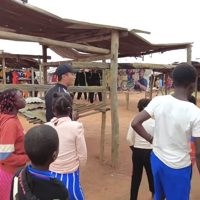  
Quang Linh đưa các con ra chợ mua sắm. (Ảnh: Chụp màn hình YouTube Quang Linh Vlogs)