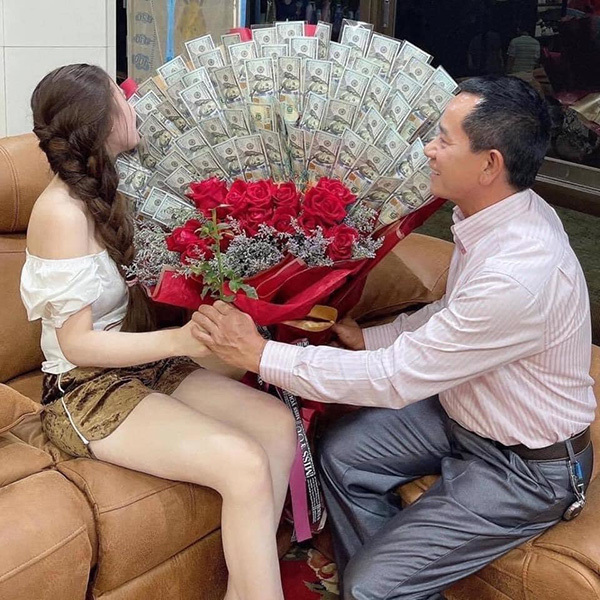 Yêu 2 năm cô gái được bạn trai tặng bó hoa tiền lớn mừng sinh nhật