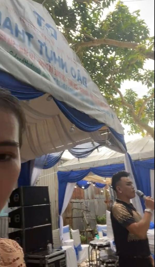  
Đám cưới của hot girl một thời được tổ chức theo phong cách ấm cúng, 