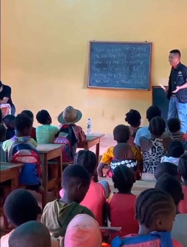  
"Thầy giáo" người Việt dạy các em Angola hát bài Đi học. (Ảnh: Chụp màn hình TikTok U.)