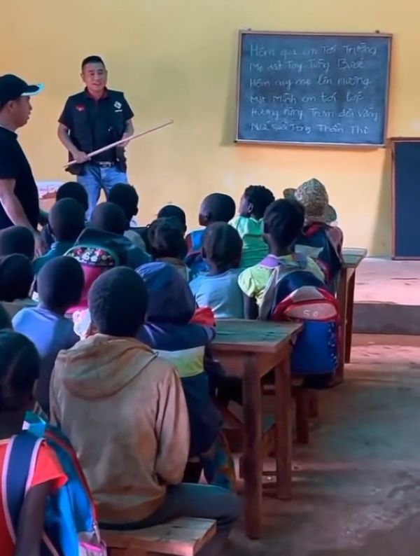  
Cả lớp dõi theo "thầy" Nguyễn Tiến dạy hát, hát theo vanh vách. (Ảnh: Chụp màn hình TikTok U.)