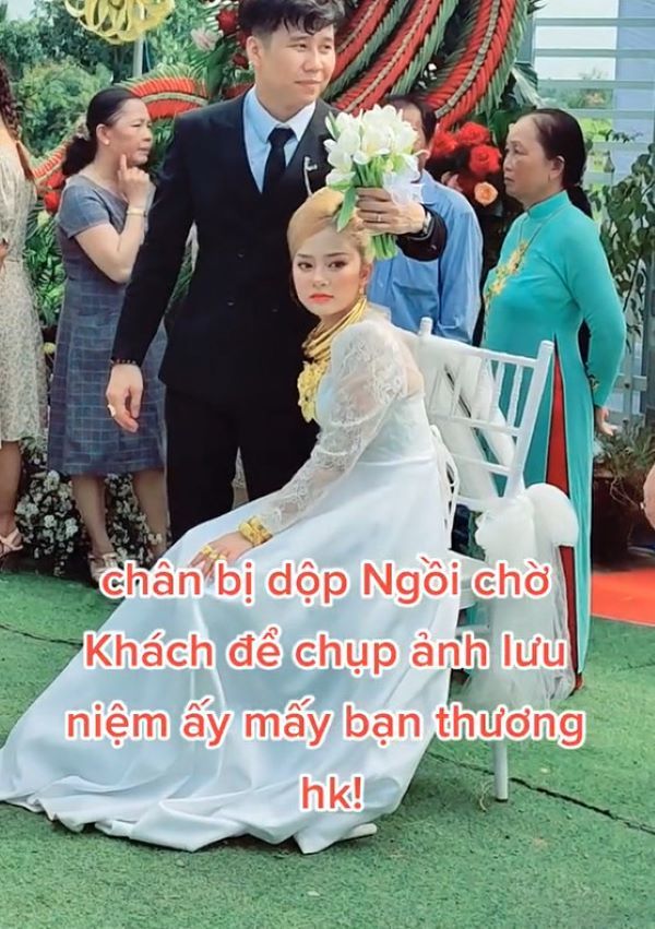  Chú rể cũng chẳng ngại cầm 