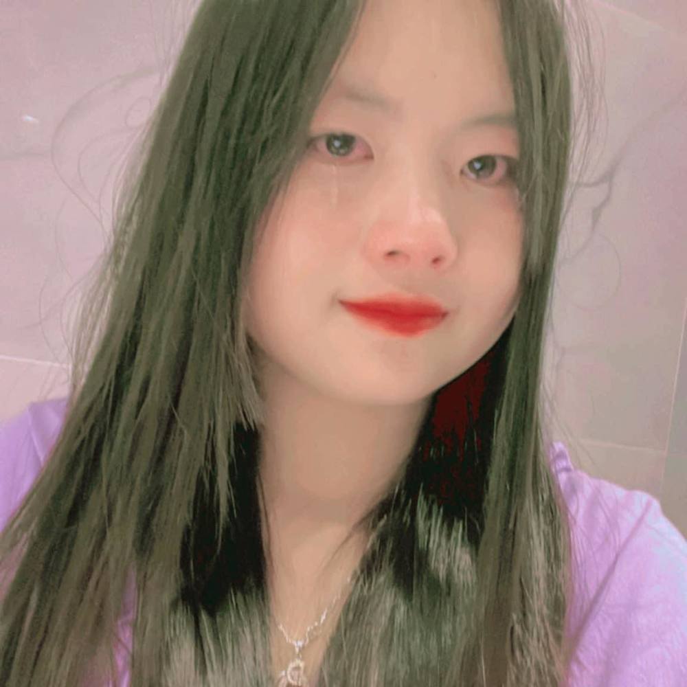  Thời điểm kết thúc hợp đồng làm mẫu ảnh độc quyền, Phúng Phính đã rất buồn lòng. (Ảnh: FB Mua Thị Dua) 