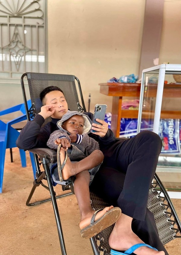  
Có thể thấy, Quang Linh chỉ dùng mạng xã hội để phục vụ cho công việc và giải trí, không bận tâm đến sự nổi tiếng. (Ảnh: FB Quang Linh Vlogs)