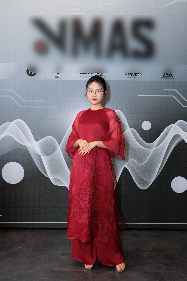  Phương Mỹ Chi lên chức CEO ở tuổi 19. (Ảnh: FB Phương Mỹ Chi) - Tin sao Viet - Tin tuc sao Viet - Scandal sao Viet - Tin tuc cua Sao - Tin cua Sao