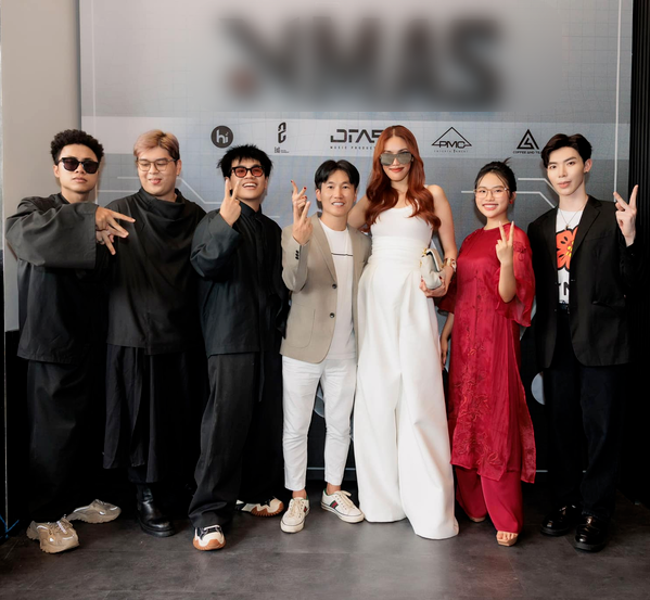  Phương Mỹ Chi phát triển sự nghiệp cùng Erik và nhóm DTAP. (Ảnh: FB Phương Mỹ Chi) - Tin sao Viet - Tin tuc sao Viet - Scandal sao Viet - Tin tuc cua Sao - Tin cua Sao