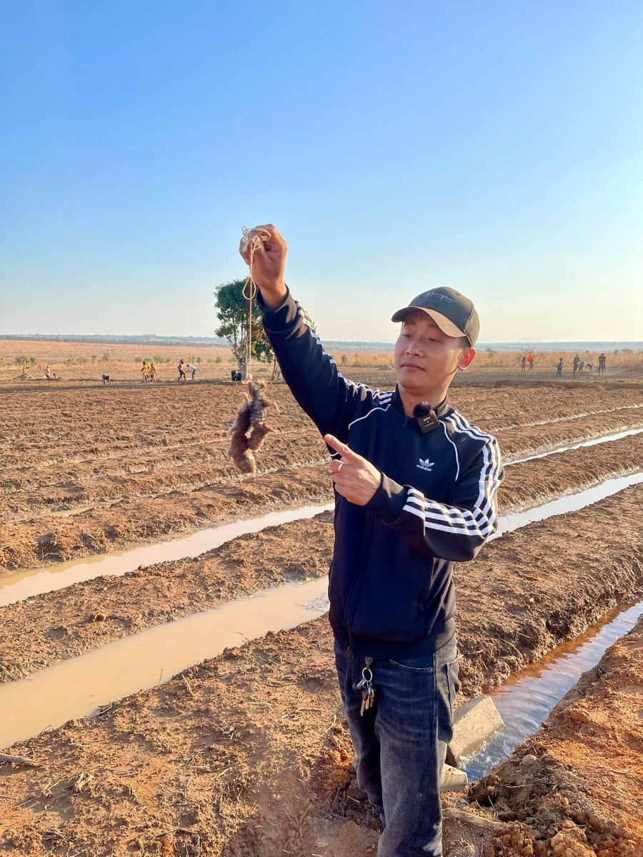 Cuộc sống của anh chàng ở hiện tại cũng không dễ dàng gì. (Ảnh: FB Phạm Quang Linh)