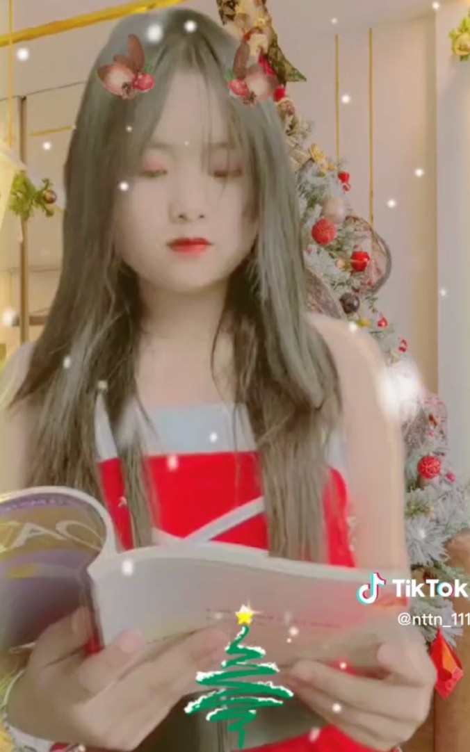  Cô bé còn thoải mái diện những bộ trang phục khoe vai trần. (Ảnh: TikTok nttn_111) ​