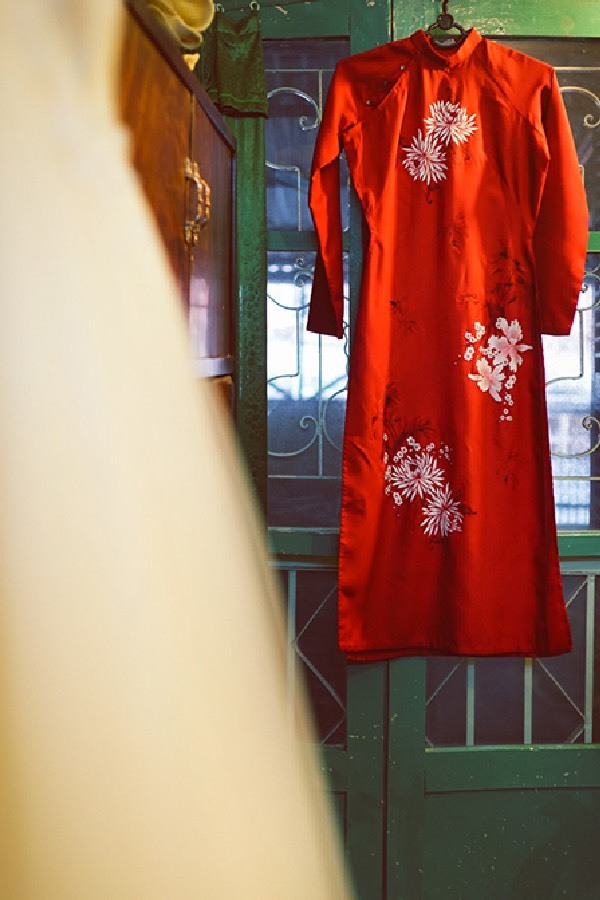  
Đây được coi là chiếc áo dài gia truyền của nhà chị Liên. (Ảnh: Ngôi Sao)