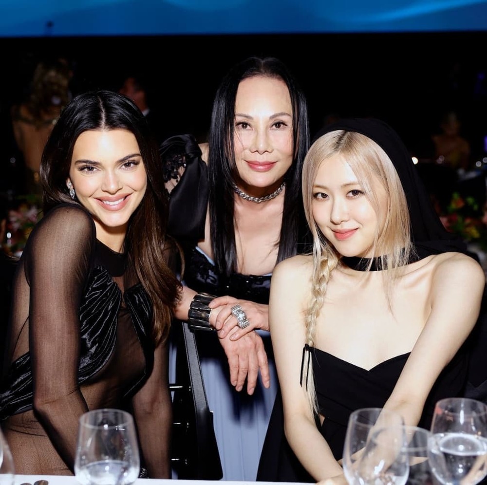  
Rosé và Kendall Jenner khoe nhan sắc một chín một mười trong một khung hình. (Ảnh: Twitter @bubbledeey)