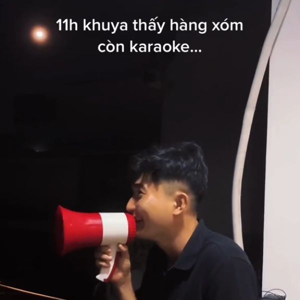 Chàng trai bức xúc khi thấy hàng xóm hát karaoke đến tận 11 giờ đêm
