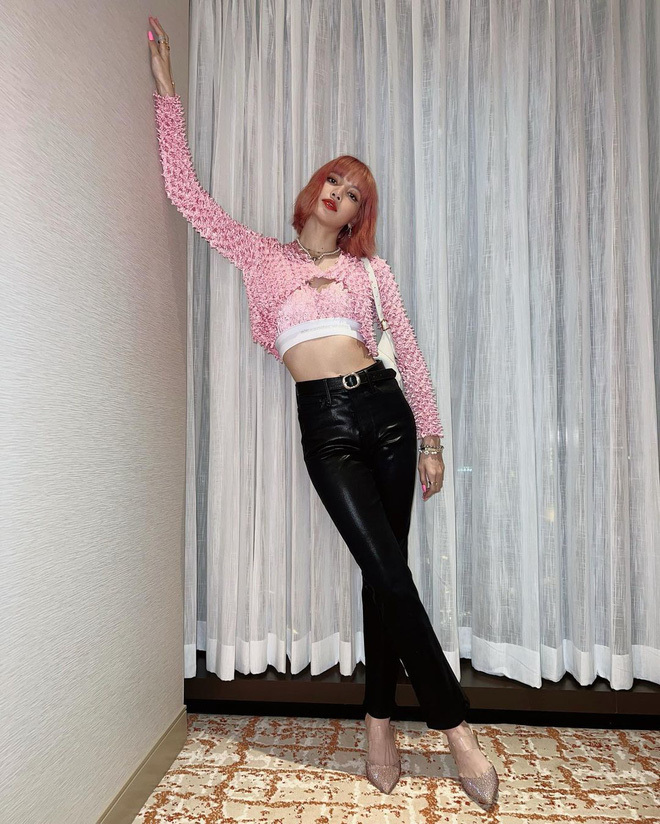  
Lisa khoe dáng đẹp nức nở với outfit đen hồng. (Ảnh: Instagram lalalalia_m)