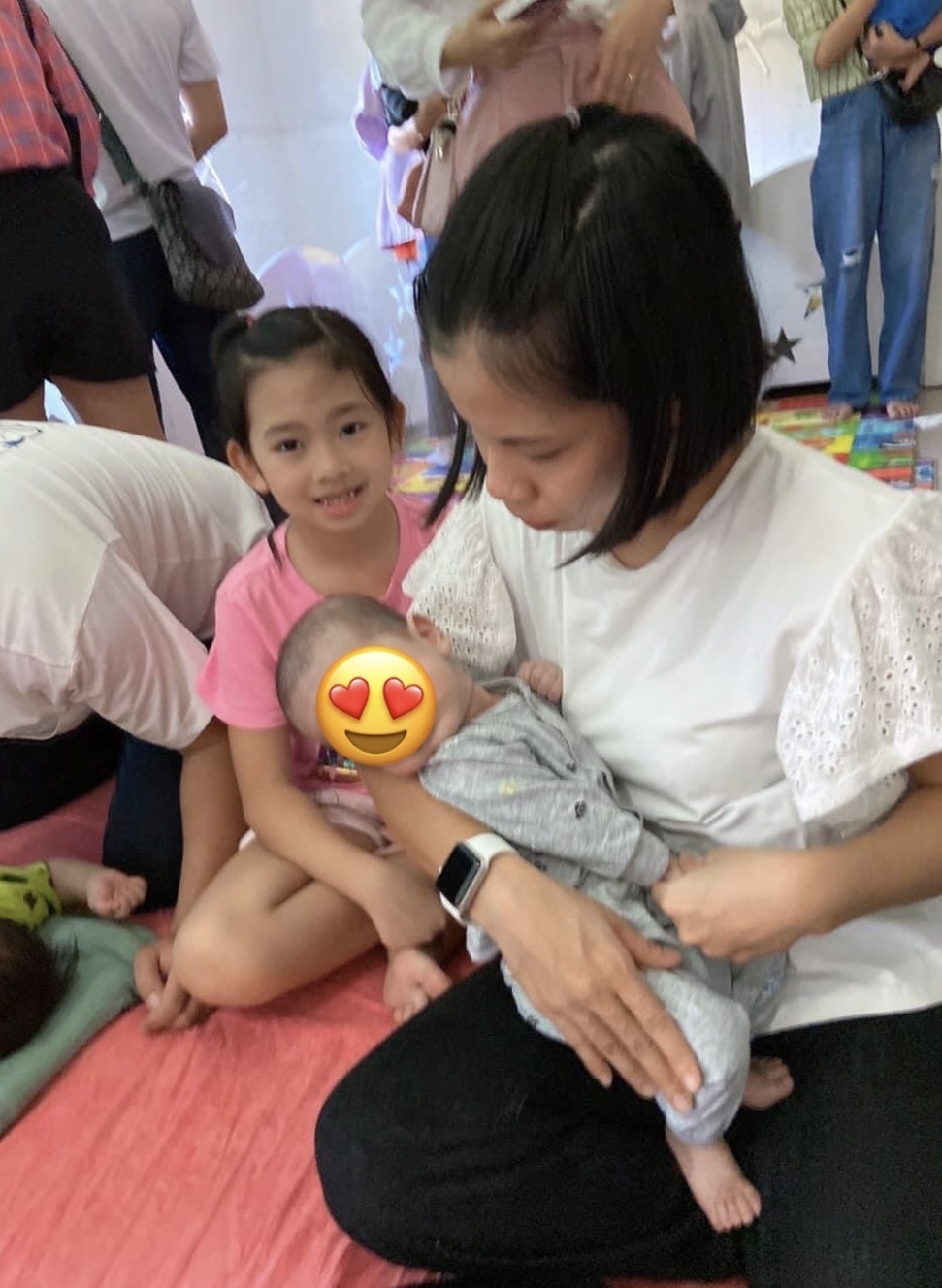  Cô bảo mẫu đưa con gái Mai Phương đi làm từ thiện. (Ảnh: Facebook M.C) - Tin sao Viet - Tin tuc sao Viet - Scandal sao Viet - Tin tuc cua Sao - Tin cua Sao