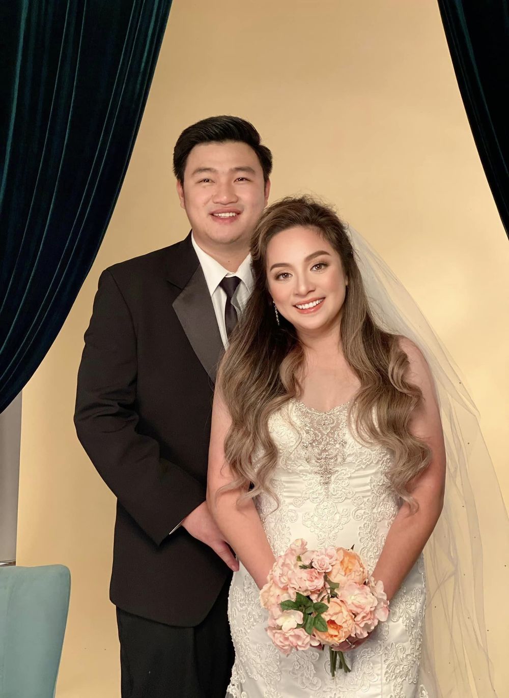 Con gái Phi Nhung rạng rỡ diện váy cưới sánh đôi bên chồng. (Ảnh: FB Nhật Bình) - Tin sao Viet - Tin tuc sao Viet - Scandal sao Viet - Tin tuc cua Sao - Tin cua Sao