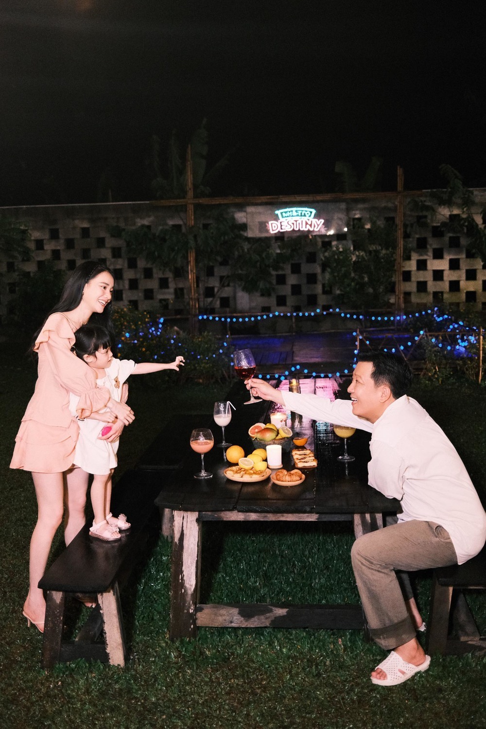  
Khung ảnh bình yên của gia đình Trường Giang. (Ảnh: FB Nabi Nhã Phương) - Tin sao Viet - Tin tuc sao Viet - Scandal sao Viet - Tin tuc cua Sao - Tin cua Sao