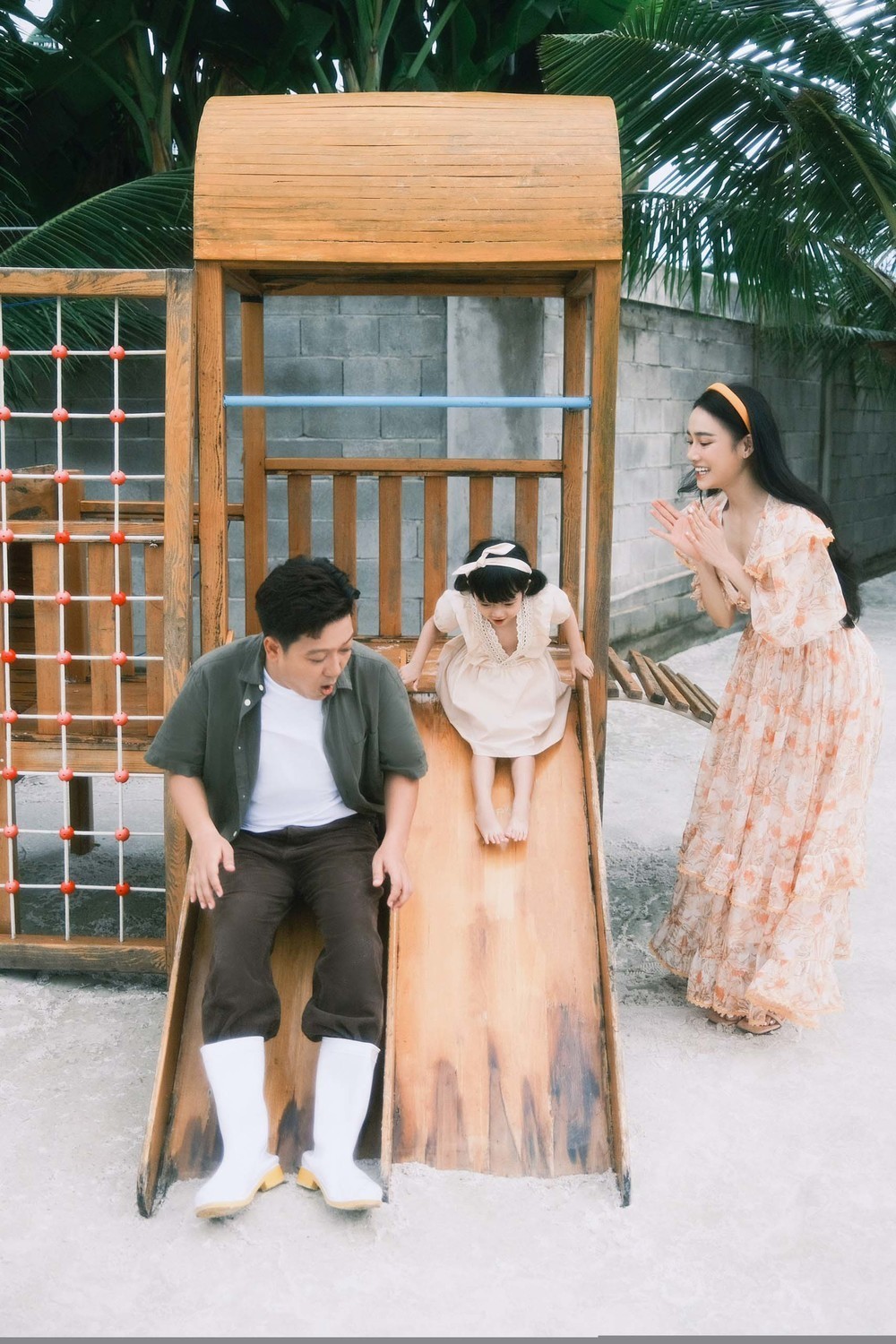  
Vợ chồng nam danh hài cho con gái góp mặt trong bộ ảnh kỷ niệm 4 năm ngày cưới. (Ảnh: FB Nabi Nhã Phương) - Tin sao Viet - Tin tuc sao Viet - Scandal sao Viet - Tin tuc cua Sao - Tin cua Sao