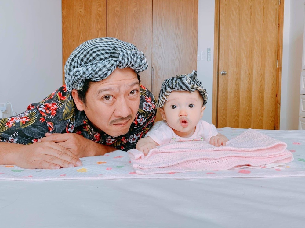  
Hình ảnh đáng yêu của Trường Giang và con gái khi nhóc tì còn bé. (Ảnh: FB Nabi Nhã Phương) - Tin sao Viet - Tin tuc sao Viet - Scandal sao Viet - Tin tuc cua Sao - Tin cua Sao