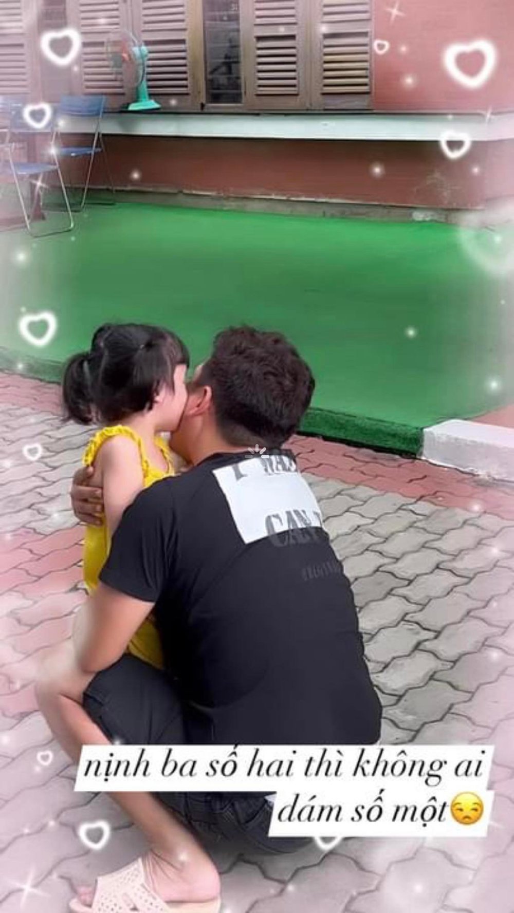  
Bé Destiny thường xuyên thể hiện tình cảm với ba. (Ảnh: FB Nabi Nhã Phương) - Tin sao Viet - Tin tuc sao Viet - Scandal sao Viet - Tin tuc cua Sao - Tin cua Sao