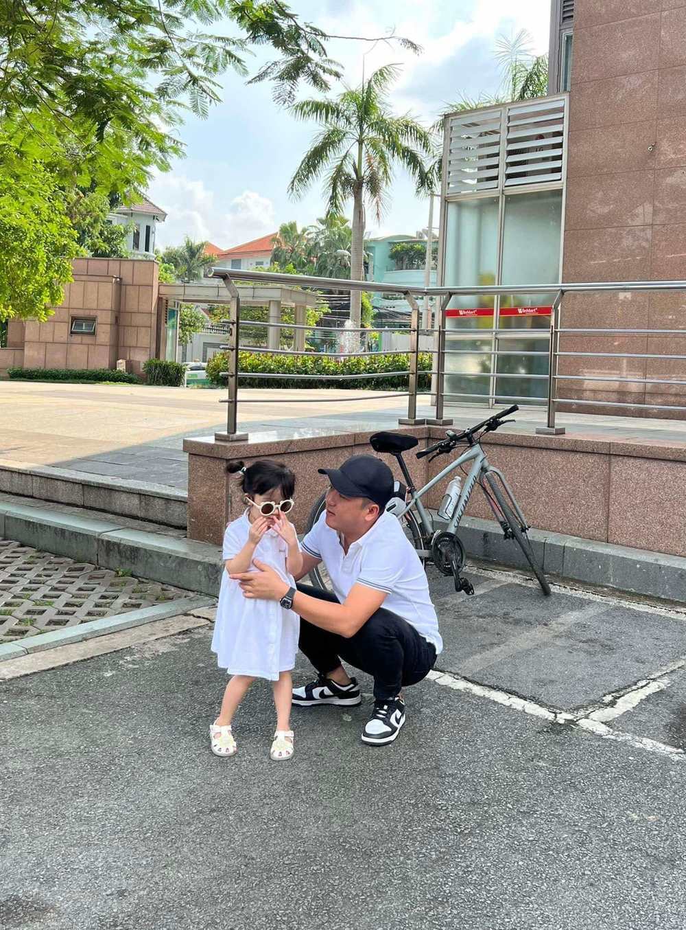  
Nam danh hài luôn dành thời gian chăm sóc ái nữ. (Ảnh: FB Trường Giang) - Tin sao Viet - Tin tuc sao Viet - Scandal sao Viet - Tin tuc cua Sao - Tin cua Sao