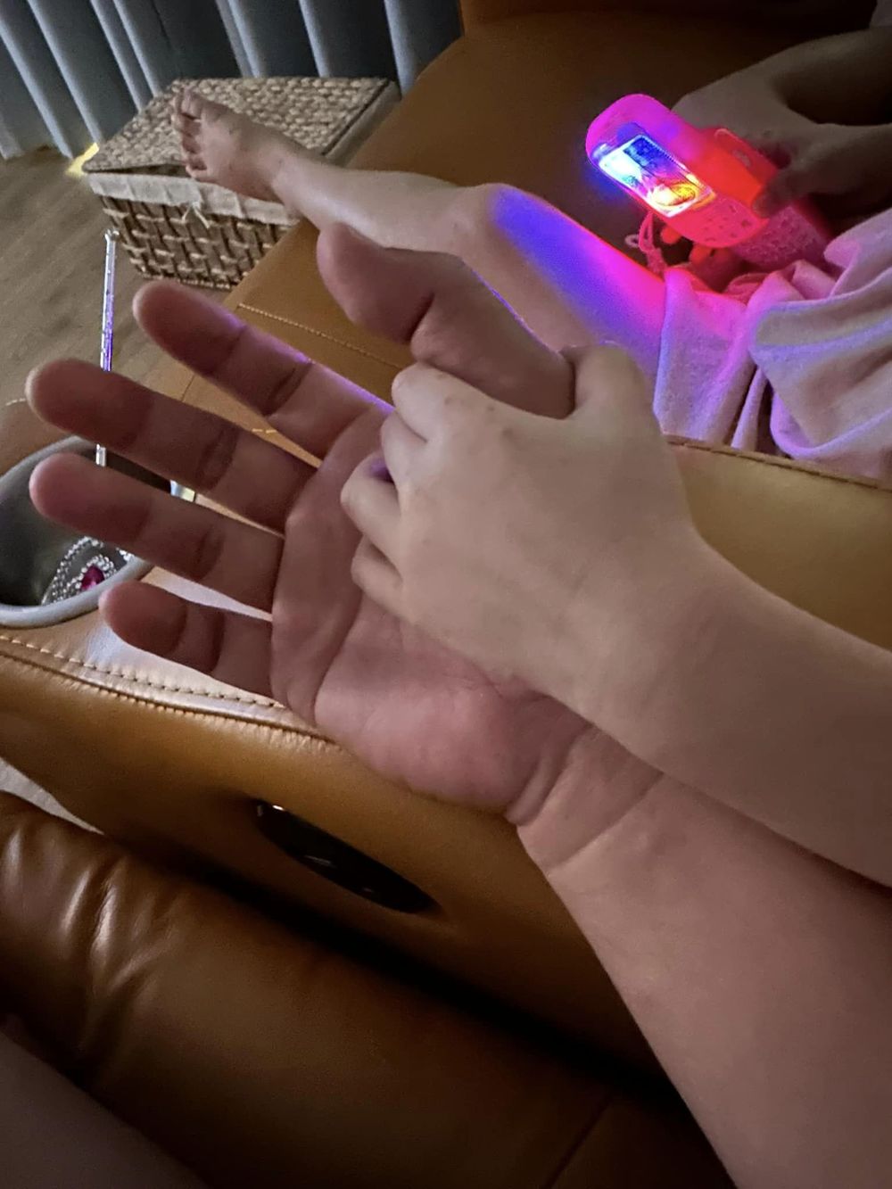  
Con gái Trường Giang đang bị bệnh tay chân miệng và thích quấn quýt bên ba. (Ảnh: FB Nabi Nhã Phương) - Tin sao Viet - Tin tuc sao Viet - Scandal sao Viet - Tin tuc cua Sao - Tin cua Sao