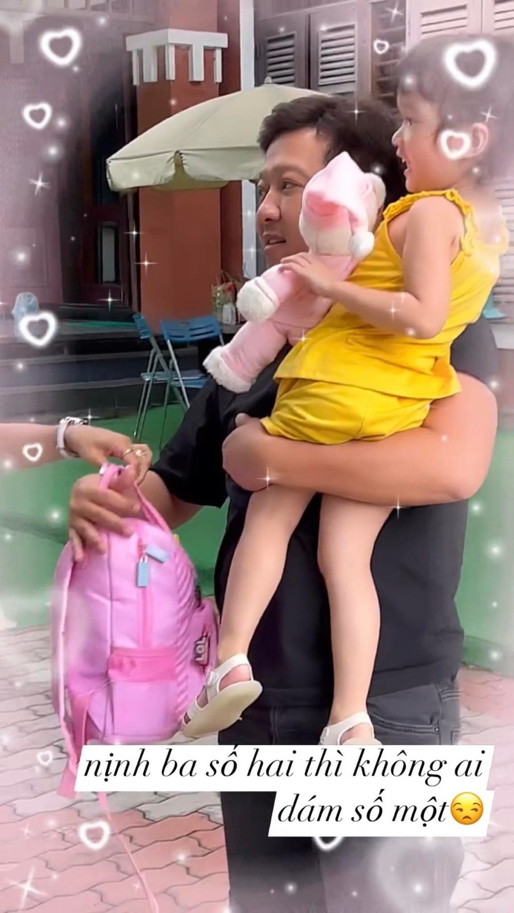  
Con gái thích thú khi được ba Giang đón tan trường. (Ảnh: FB Nabi Nhã Phương) - Tin sao Viet - Tin tuc sao Viet - Scandal sao Viet - Tin tuc cua Sao - Tin cua Sao