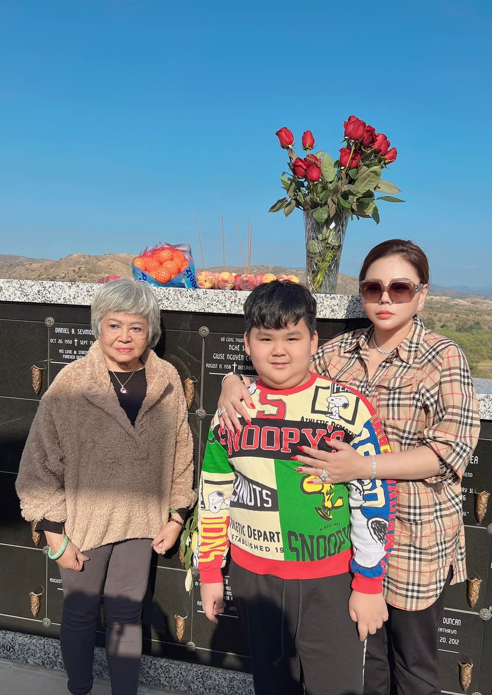  Lê Giang đưa con trai đến viếng mộ nghệ sĩ Chí Tài. (Ảnh: Facebook Nguyễn Lê Giang)