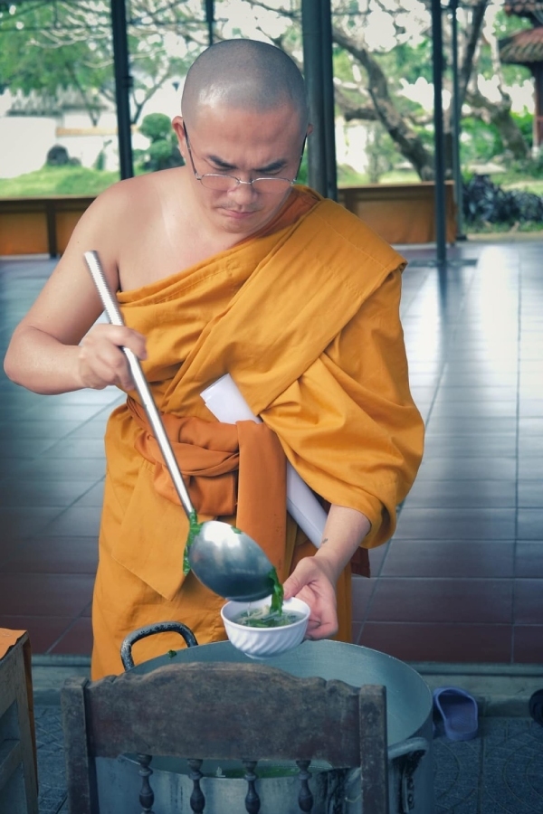  Anh chăm chỉ làm nhiều công việc trong lần trải nghiệm đáng nhớ này. (Ảnh: FB Đại Nghĩa Fanpage) - Tin sao Viet - Tin tuc sao Viet - Scandal sao Viet - Tin tuc cua Sao - Tin cua Sao