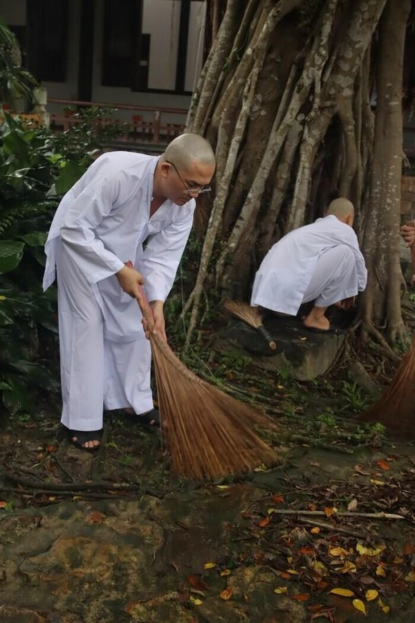  Anh thực hiện những công việc đơn giản, nhẹ nhàng. (Ảnh: FB Đại Nghĩa Fanpage) - Tin sao Viet - Tin tuc sao Viet - Scandal sao Viet - Tin tuc cua Sao - Tin cua Sao