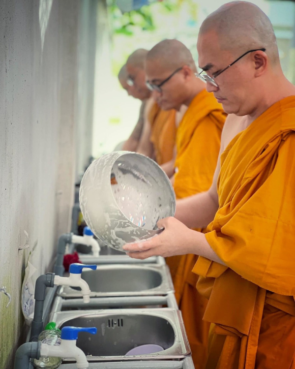  Những công việc bình dị, đơn giản giúp anh cảm thấy bình yên. (Ảnh: FB Đại Nghĩa Fanpage) - Tin sao Viet - Tin tuc sao Viet - Scandal sao Viet - Tin tuc cua Sao - Tin cua Sao