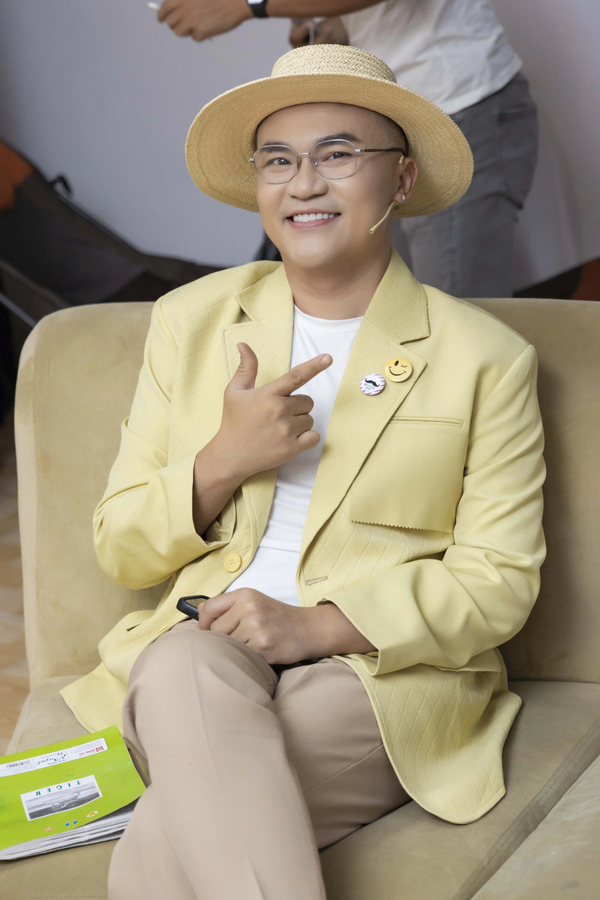  Sau 10 ngày tham gia khóa tu, anh trở về với cuộc sống "chạy show". (Ảnh: FB Đại Nghĩa Fanpage) - Tin sao Viet - Tin tuc sao Viet - Scandal sao Viet - Tin tuc cua Sao - Tin cua Sao