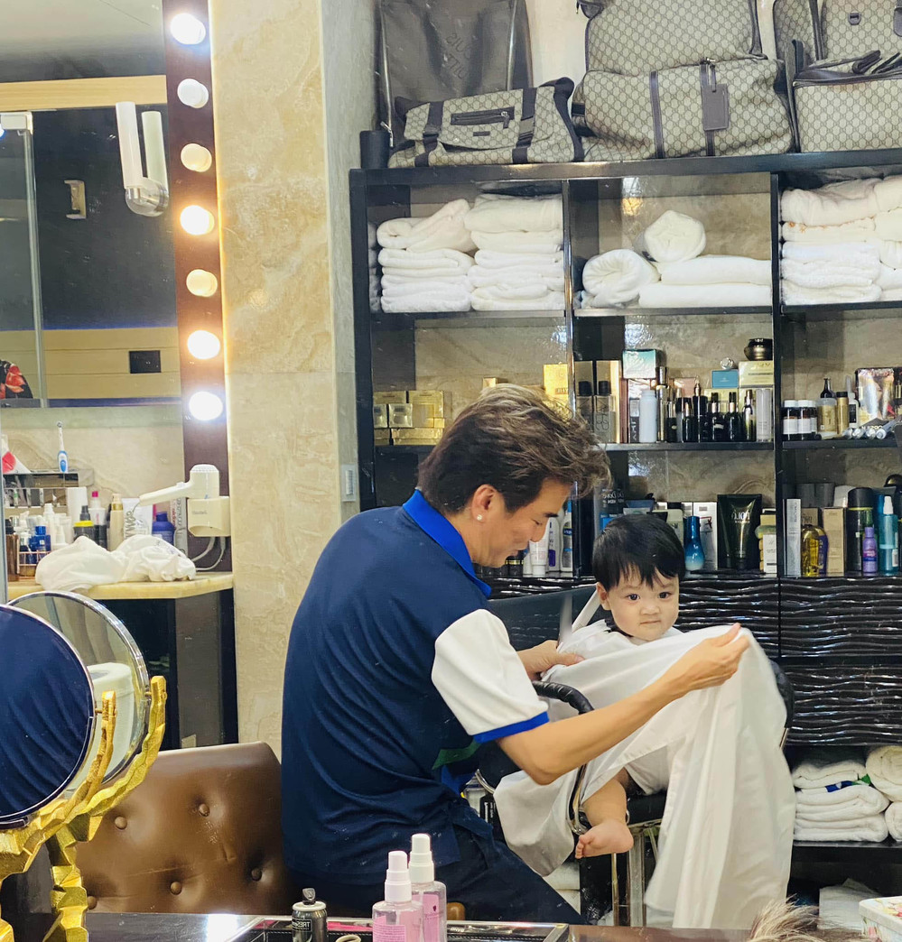  
Đàm Vĩnh Hưng tự tay cắt tóc cho quý tử của mình. (Ảnh: FB Polo Huỳnh) - Tin sao Viet - Tin tuc sao Viet - Scandal sao Viet - Tin tuc cua Sao - Tin cua Sao