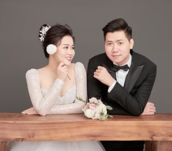 Đang tổ chức đám cưới, cô dâu vẫn bật máy tính thi để kịp ra trường Đang tổ chức đám cưới, cô dâu vẫn bật máy tính thi để kịp ra trường