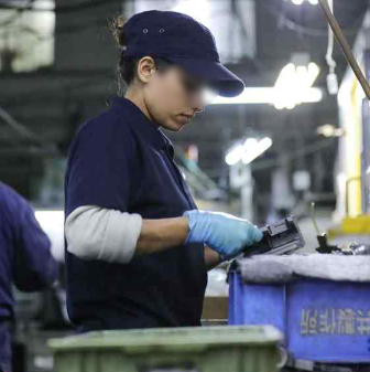  Công việc tại nhà máy mang lại thu nhập ổn định cho rất nhiều công nhân. (Ảnh minh họa: Ken Kobayashi)