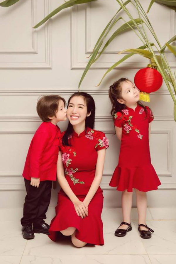  
2 người con của Elly Trần nổi tiếng không kém mẹ ruột. (Ảnh: FB Elly Trần) - Tin sao Viet - Tin tuc sao Viet - Scandal sao Viet - Tin tuc cua Sao - Tin cua Sao