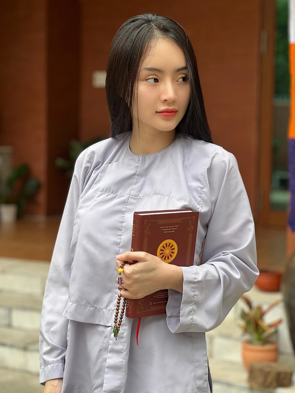  
Phương Trang thường xuất hiện với hình ảnh giản dị mặc áo lam nhà Phật. (Ảnh: FB Phương Trang) - Tin sao Viet - Tin tuc sao Viet - Scandal sao Viet - Tin tuc cua Sao - Tin cua Sao