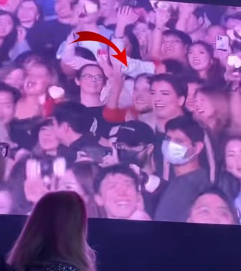  
Bộ trang phục màu đỏ của Jennie được fan tái hiện trong concert. (Ảnh: Facebook 24/365 with BlackPink)