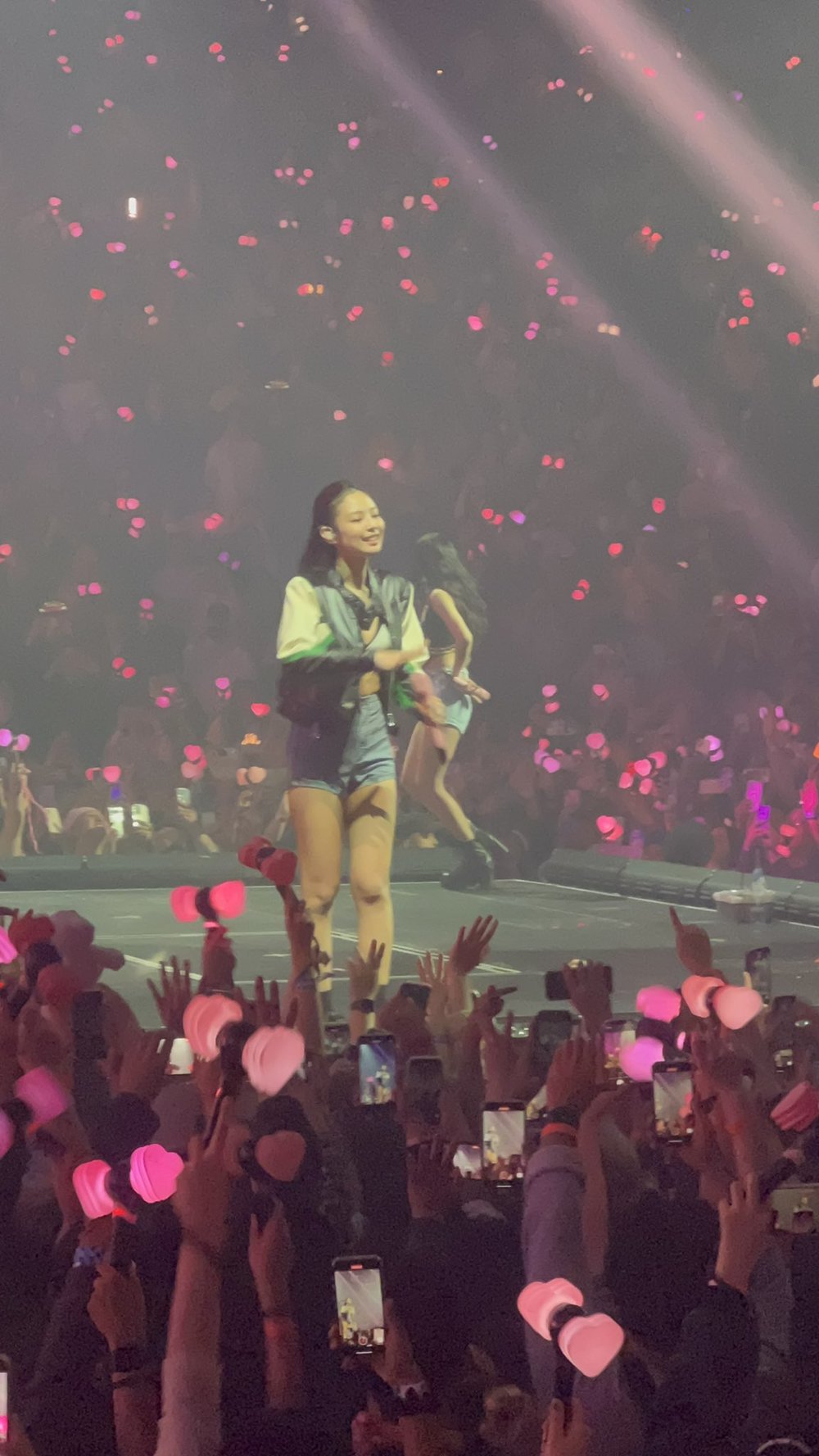  
Jennie luôn "cháy" hết mình tại concert. (Ảnh: Twitter @joyyssomi)