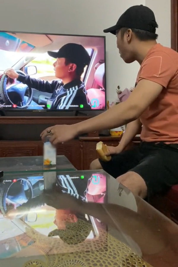 Bản sao" của Quang Linh: Suốt ngày xem vlog, ăn mặc cũng giống hệt