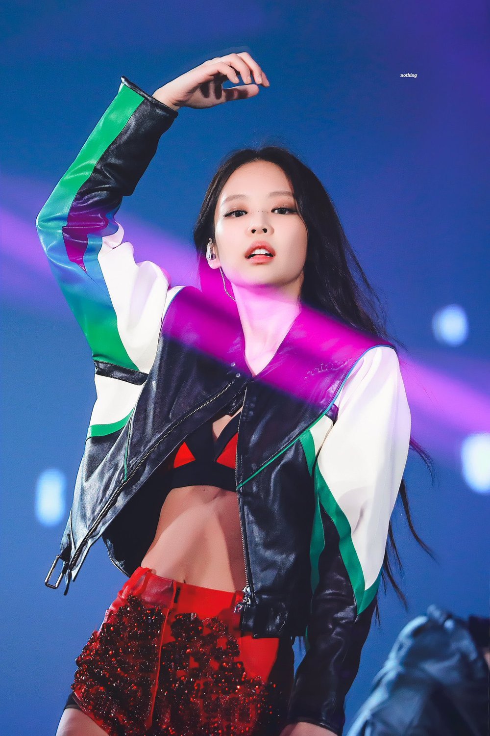 Phong cách ăn mặc của Jennie (Blackpink) ngày càng khoe da thịt quá đà làm  fan bối rối