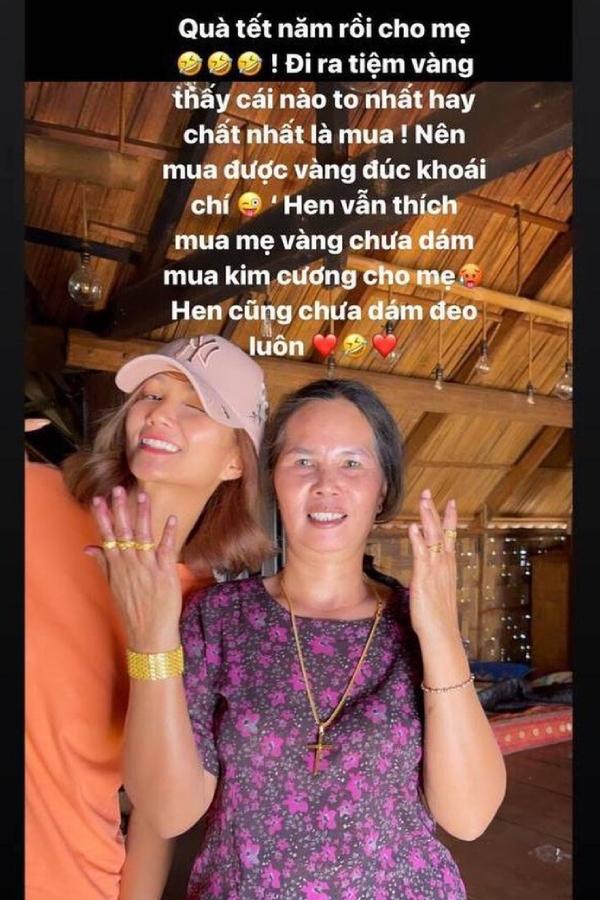  
Cô thường xuyên mua vàng báo hiếu cho mẹ trong những dịp quan trọng. (Ảnh: IG @hhennie.official) - Tin sao Viet - Tin tuc sao Viet - Scandal sao Viet - Tin tuc cua Sao - Tin cua Sao