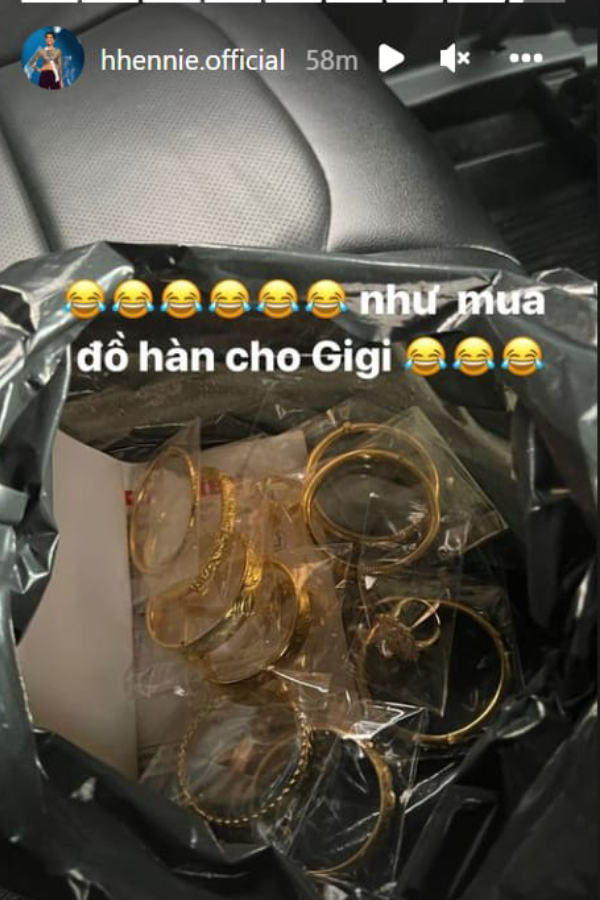  
Ngoài ra, cô còn mua vàng theo ký để tặng cho mẹ. (Ảnh: IG @hhennie.official) - Tin sao Viet - Tin tuc sao Viet - Scandal sao Viet - Tin tuc cua Sao - Tin cua Sao