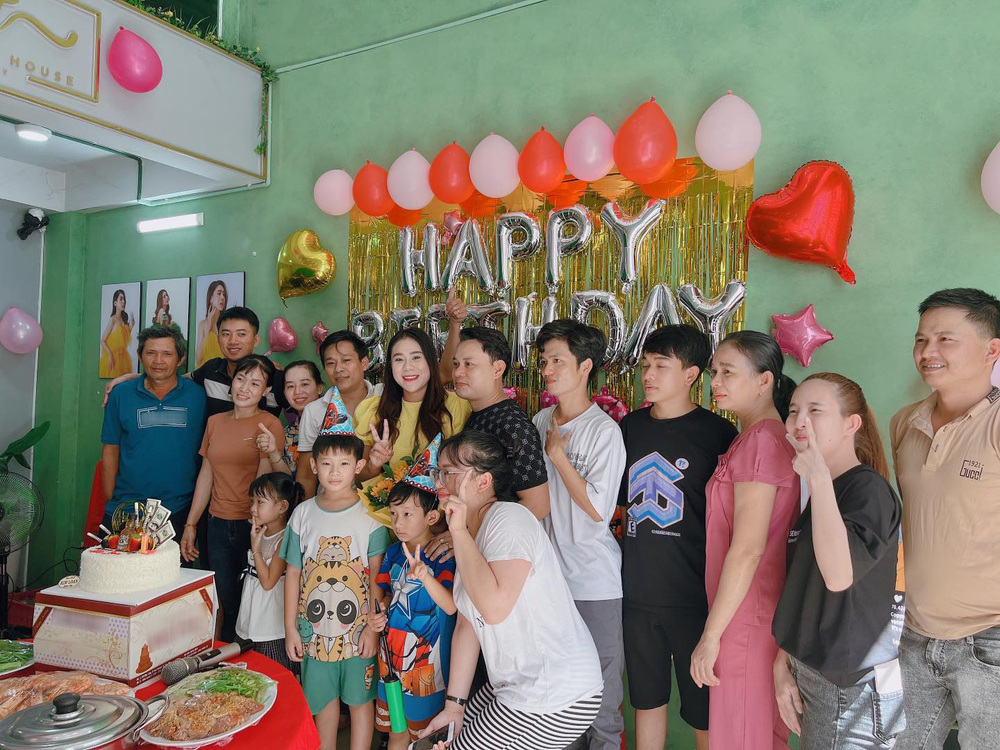  
Cả gia đình quây quần bên nhau cùng mừng sinh nhật sớm cho nữ diễn viên. (Ảnh: FB Hồ Bích Trâm) - Tin sao Viet - Tin tuc sao Viet - Scandal sao Viet - Tin tuc cua Sao - Tin cua Sao