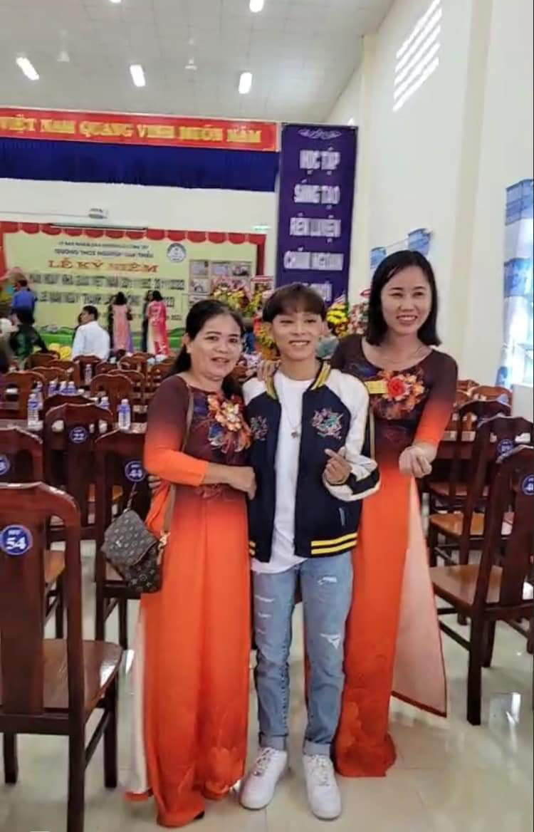  Hồ Văn Cường gặp lại nhiều thầy cô từng giảng dạy mình. (Ảnh: Facebook T.Đ) - Tin sao Viet - Tin tuc sao Viet - Scandal sao Viet - Tin tuc cua Sao - Tin cua Sao