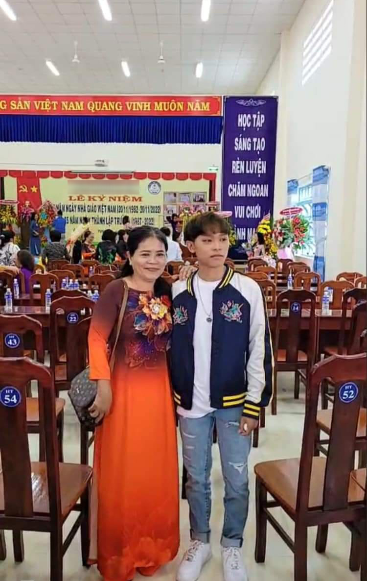  Các phụ huynh cũng hào hứng chụp ảnh kỷ niệm với con nuôi Phi Nhung. (Ảnh: Facebook T.Đ) - Tin sao Viet - Tin tuc sao Viet - Scandal sao Viet - Tin tuc cua Sao - Tin cua Sao